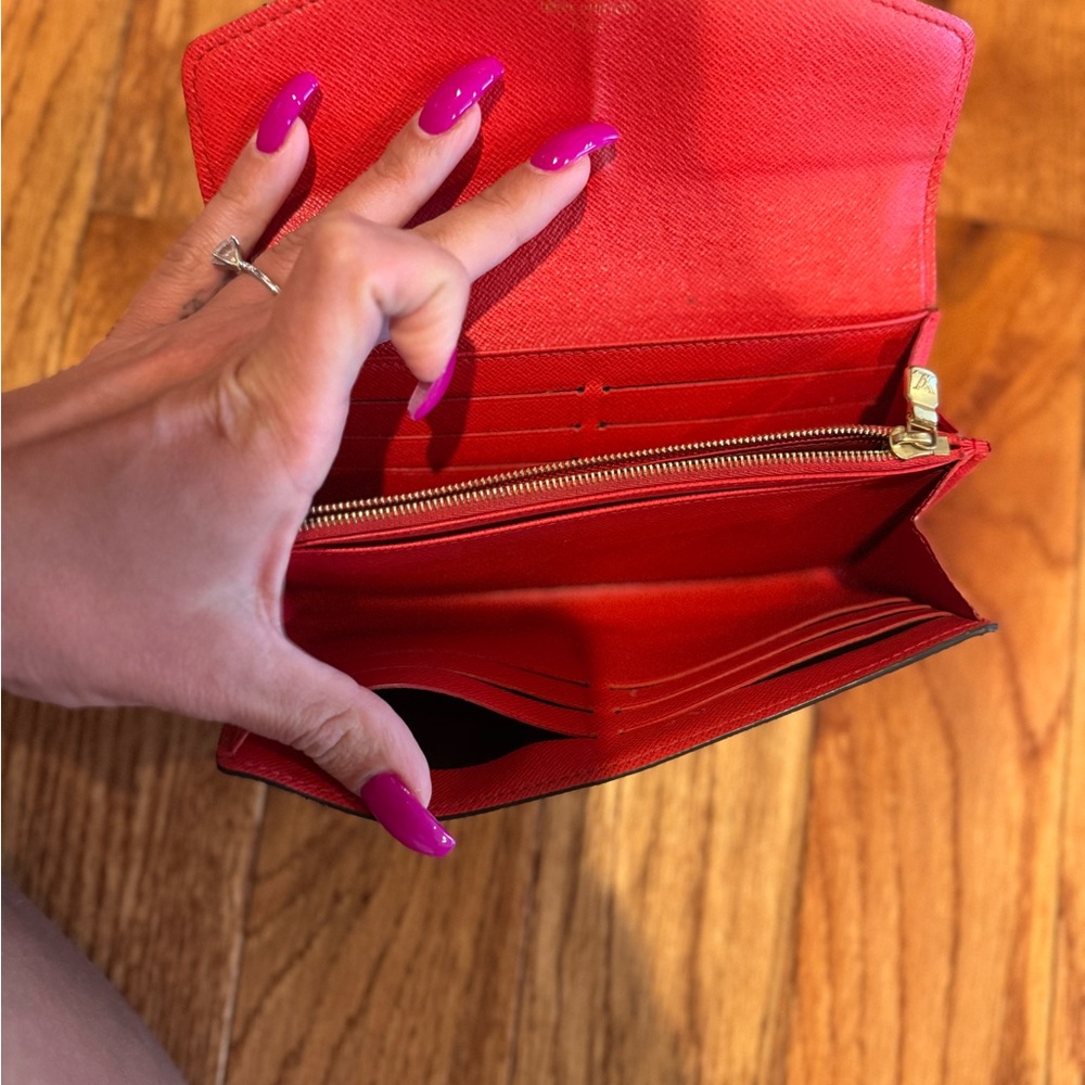 Elegant Loui wallet